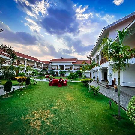 Hotel Earth Light Sauraha Chitwan Exterior foto
