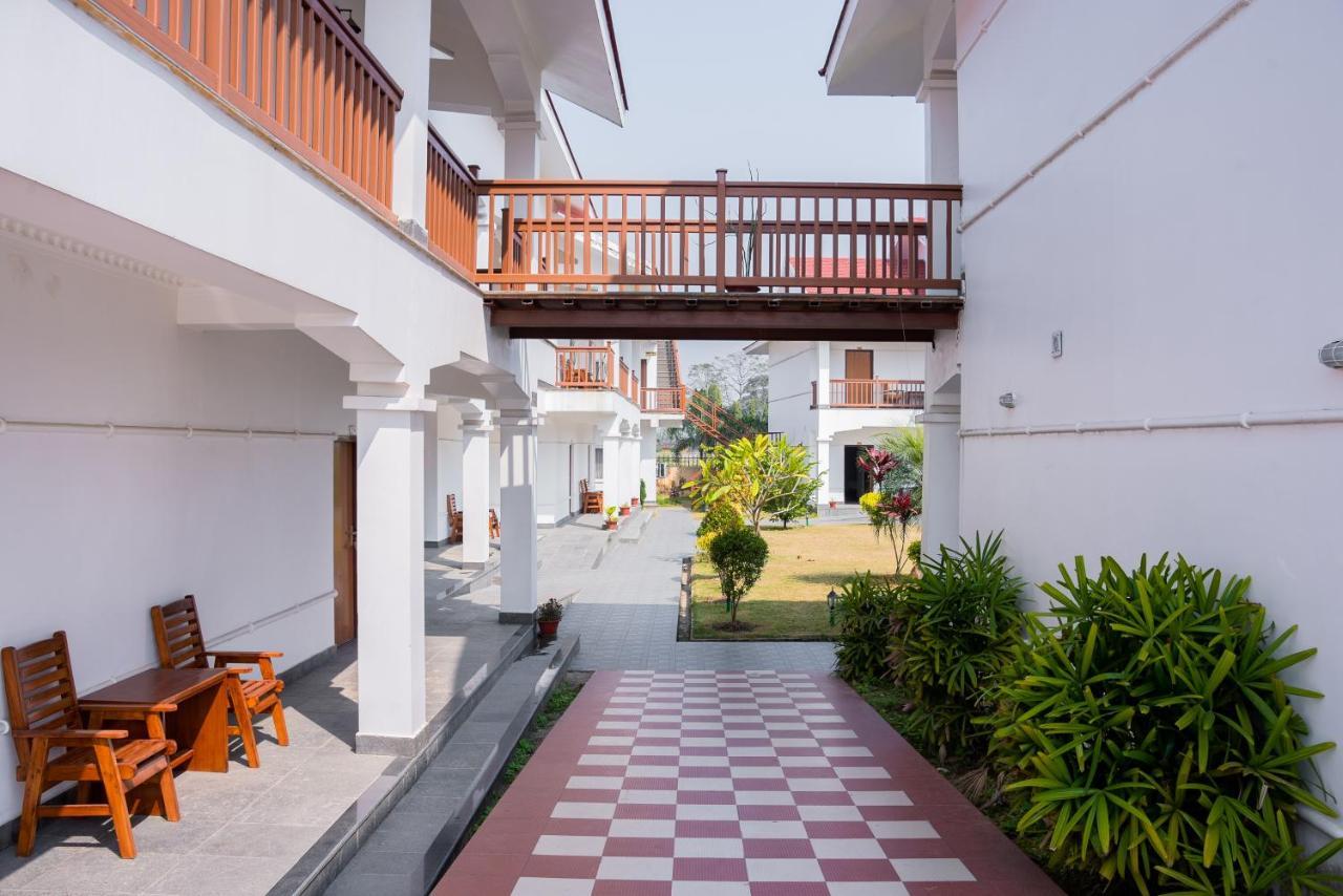 Hotel Earth Light Sauraha Chitwan Exterior foto
