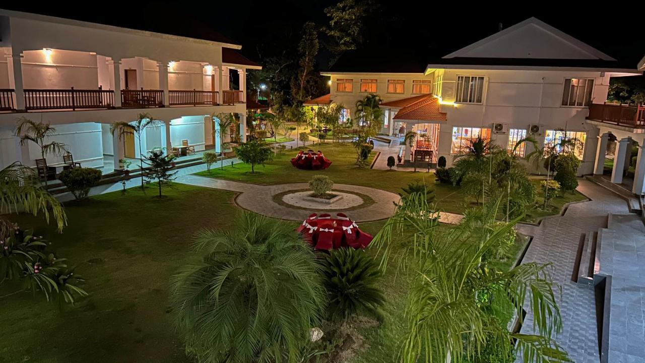 Hotel Earth Light Sauraha Chitwan Exterior foto