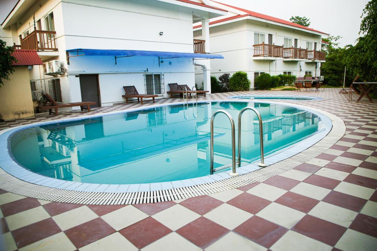 Hotel Earth Light Sauraha Chitwan Exterior foto